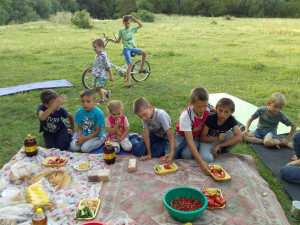 дети на пикнике